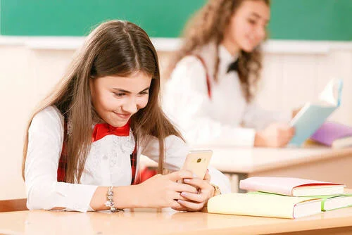 Cep Telefonları Sınıfta: Dezavantajları Nelerdir? Cep Telefonları Sınıfta: Dezavantajları Nelerdir?