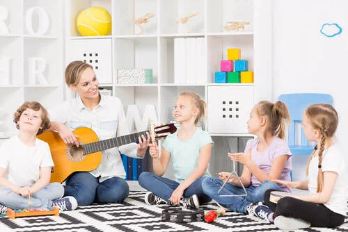 Şarkılarla İngilizce Öğrenme: Çocuklar İçin 5 Büyük Faydası Şarkılarla İngilizce Öğrenme: Çocuklar İçin 5 Büyük Faydası
