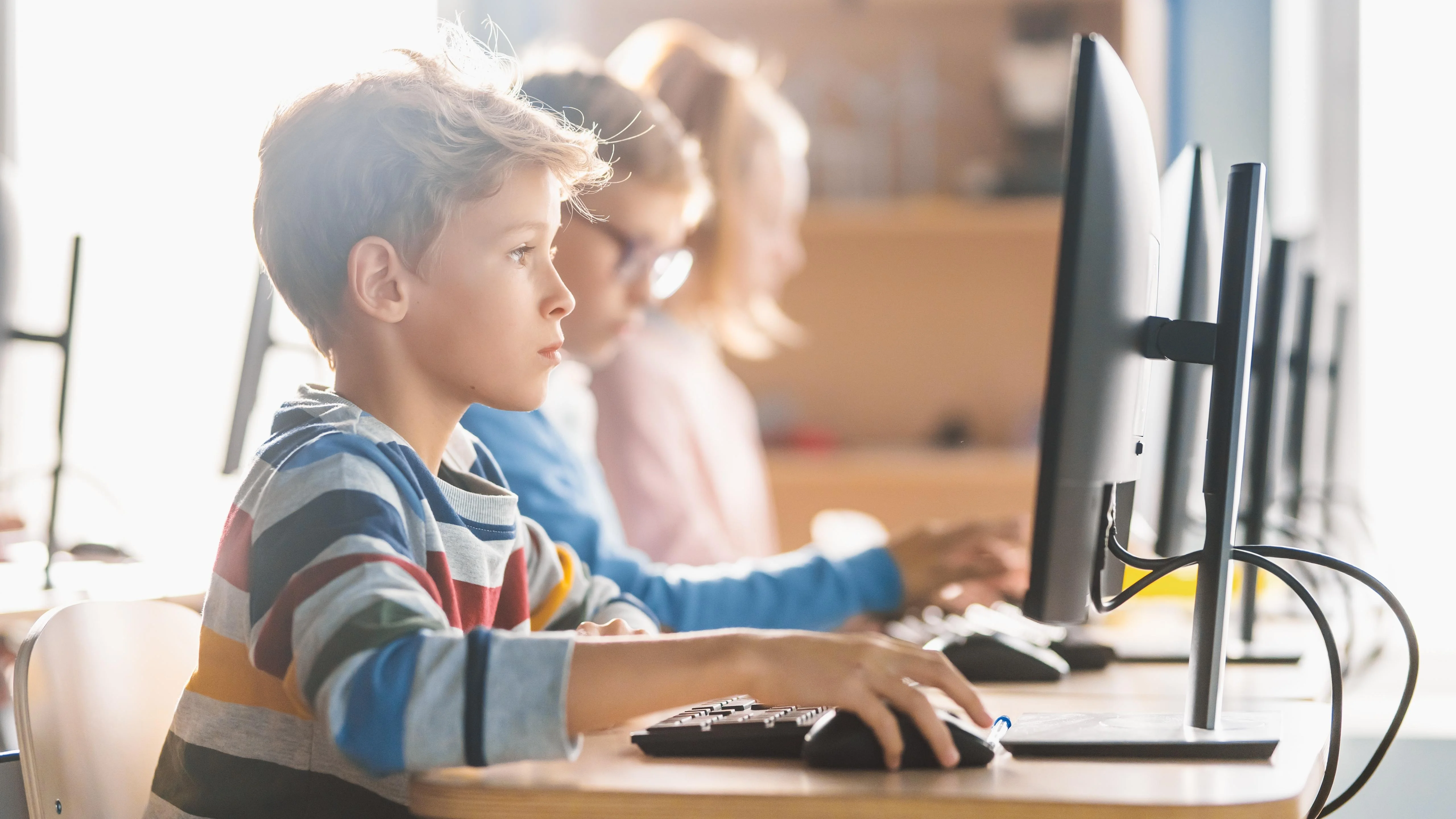 Çocuklar İçin Online İngilizce: 4 Yaş ve 10 Yaş Farkları Çocuklar İçin Online İngilizce: 4 Yaş ve 10 Yaş Farkları